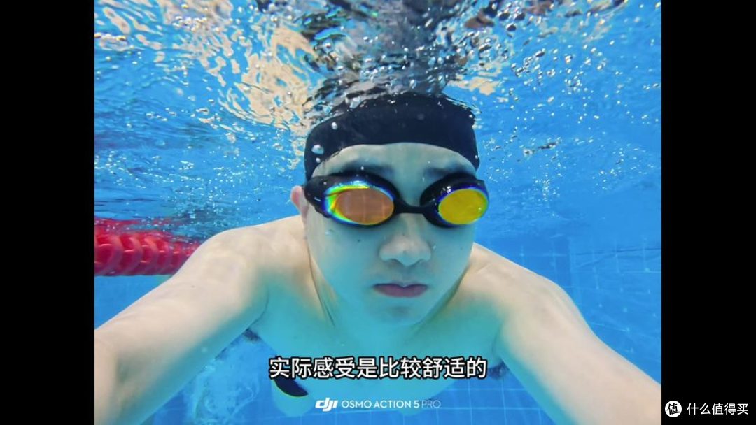 佩戴泳镜的游泳者在泳池水下正面前进