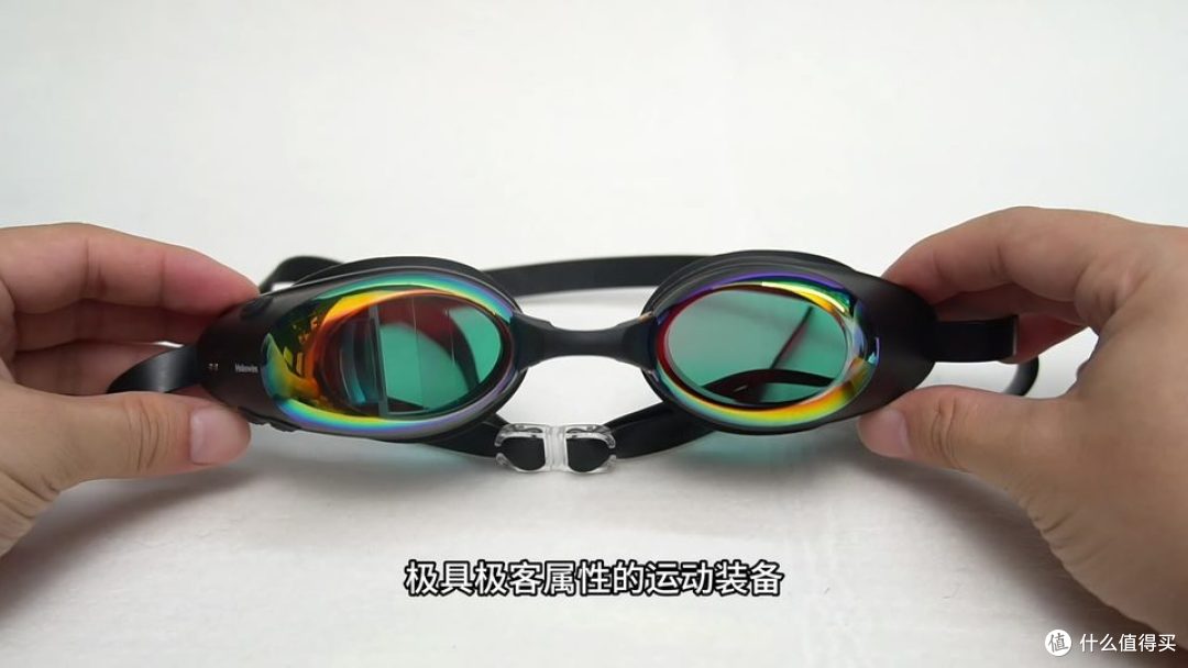 双手从两侧展开并展示泳镜与绑带