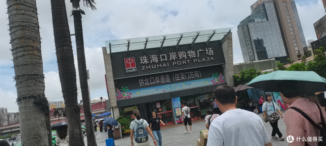 出去遛弯了