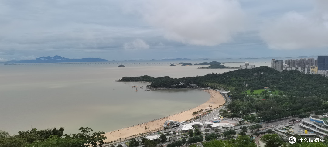 出去遛弯了