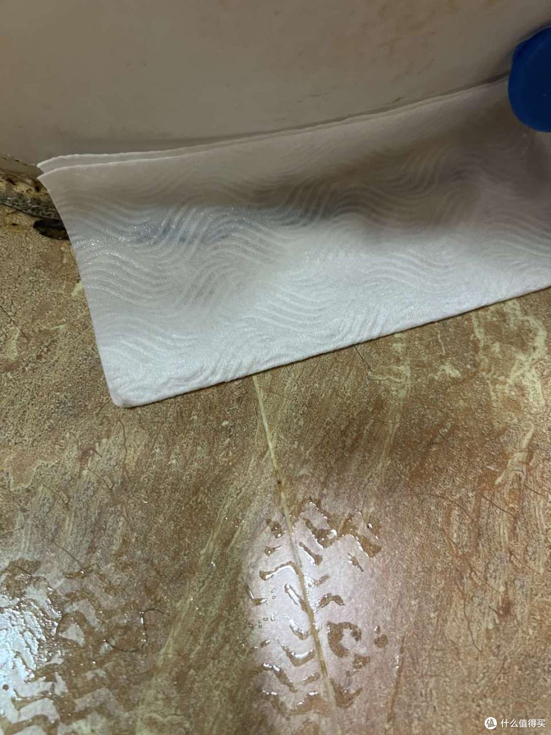 马桶玻璃胶发黑别铲,84湿敷一晚就白
