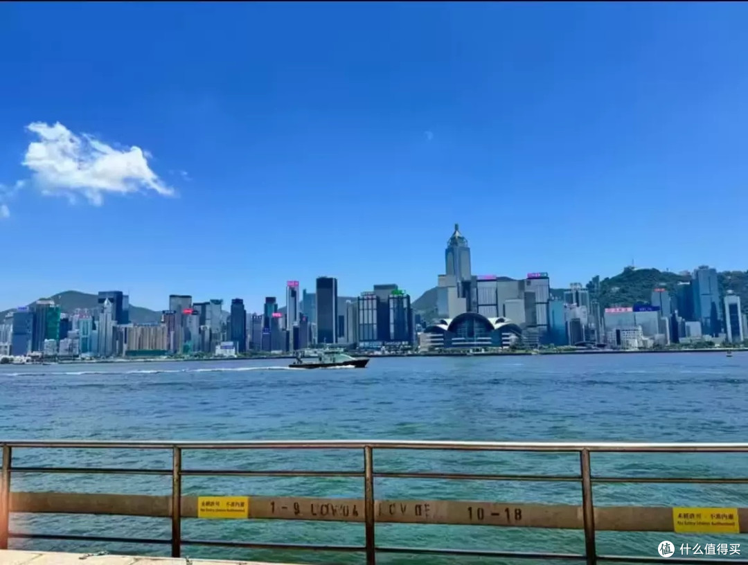 月圆遇华诞:维港烟花与大三巴蛋挞的港澳双城记