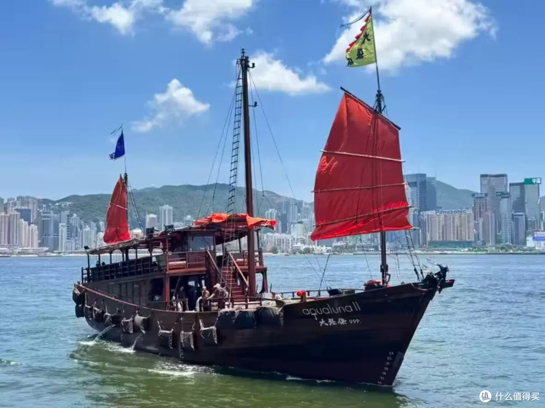 月圆遇华诞:维港烟花与大三巴蛋挞的港澳双城记