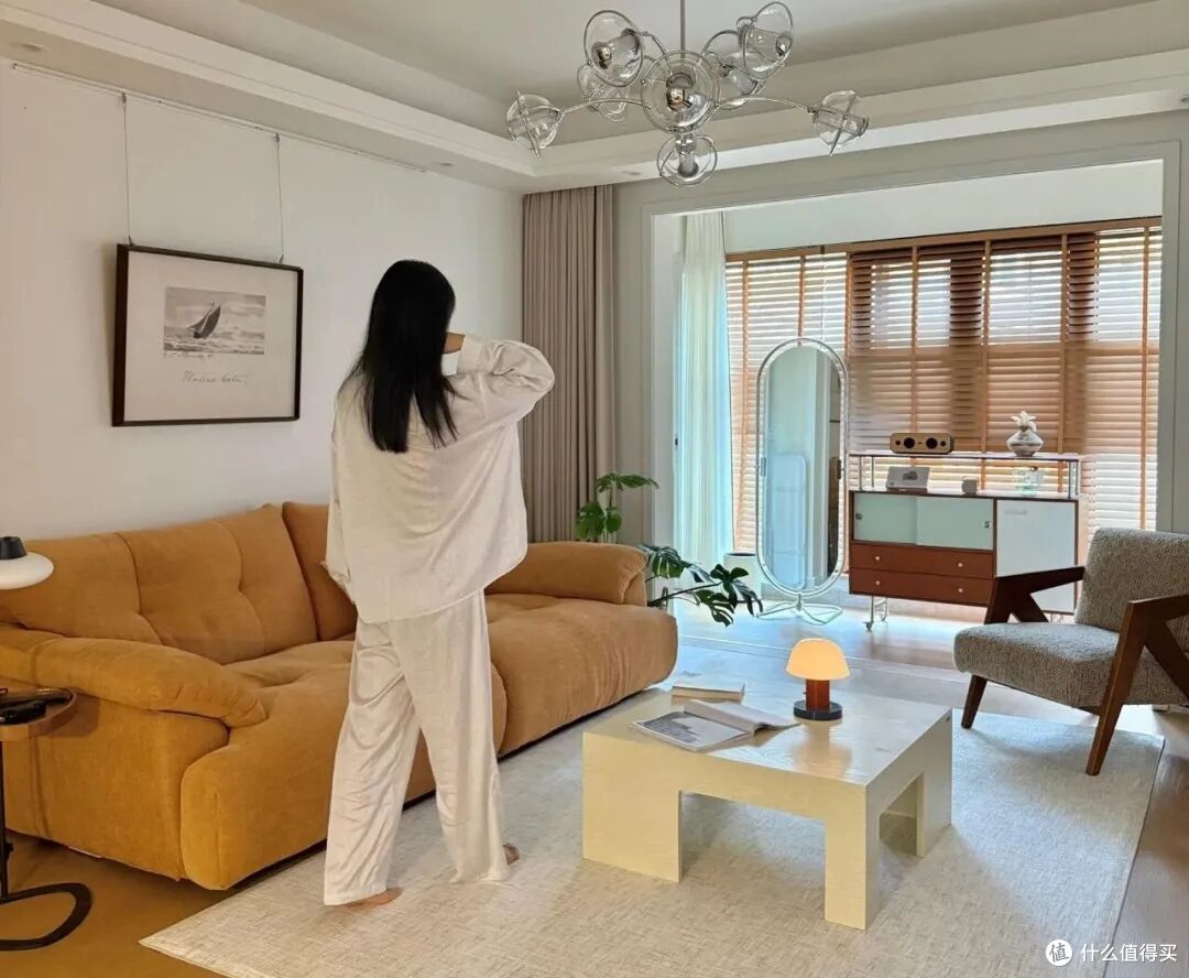 沙发旁边只能放“边几”?看看年轻人家的做法,那叫一个实用