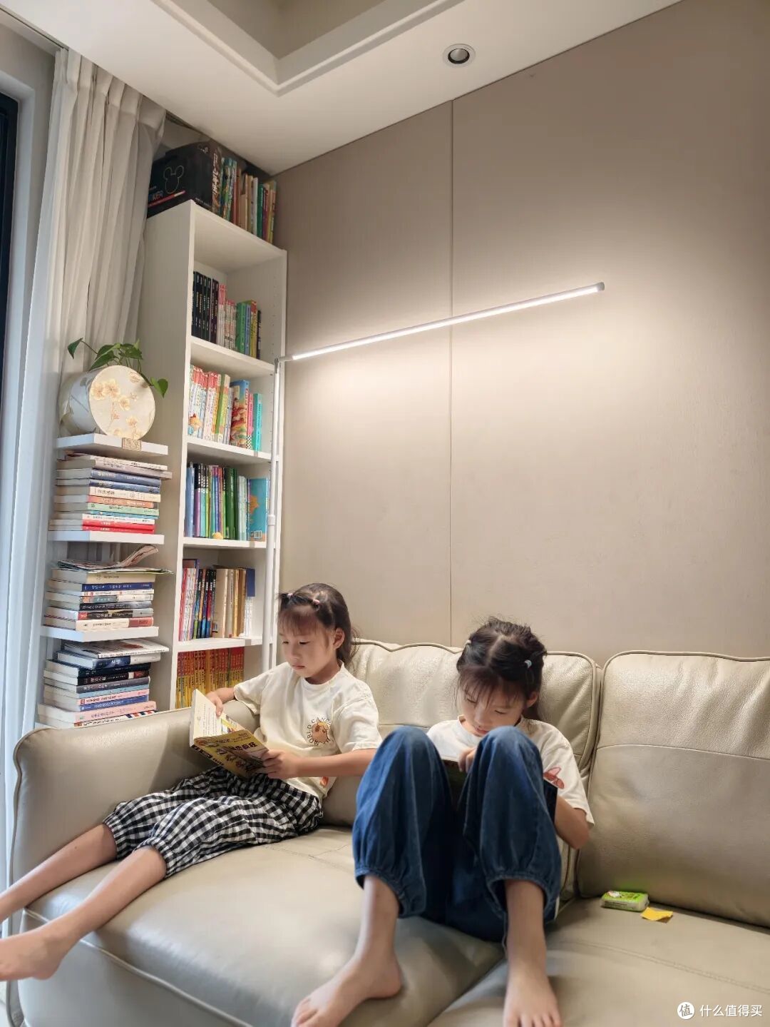 沙发旁边只能放“边几”?看看年轻人家的做法,那叫一个实用