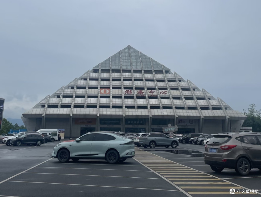 赶在旅行团前游览天坑