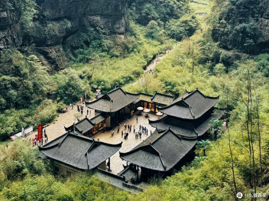 赶在旅行团前游览天坑