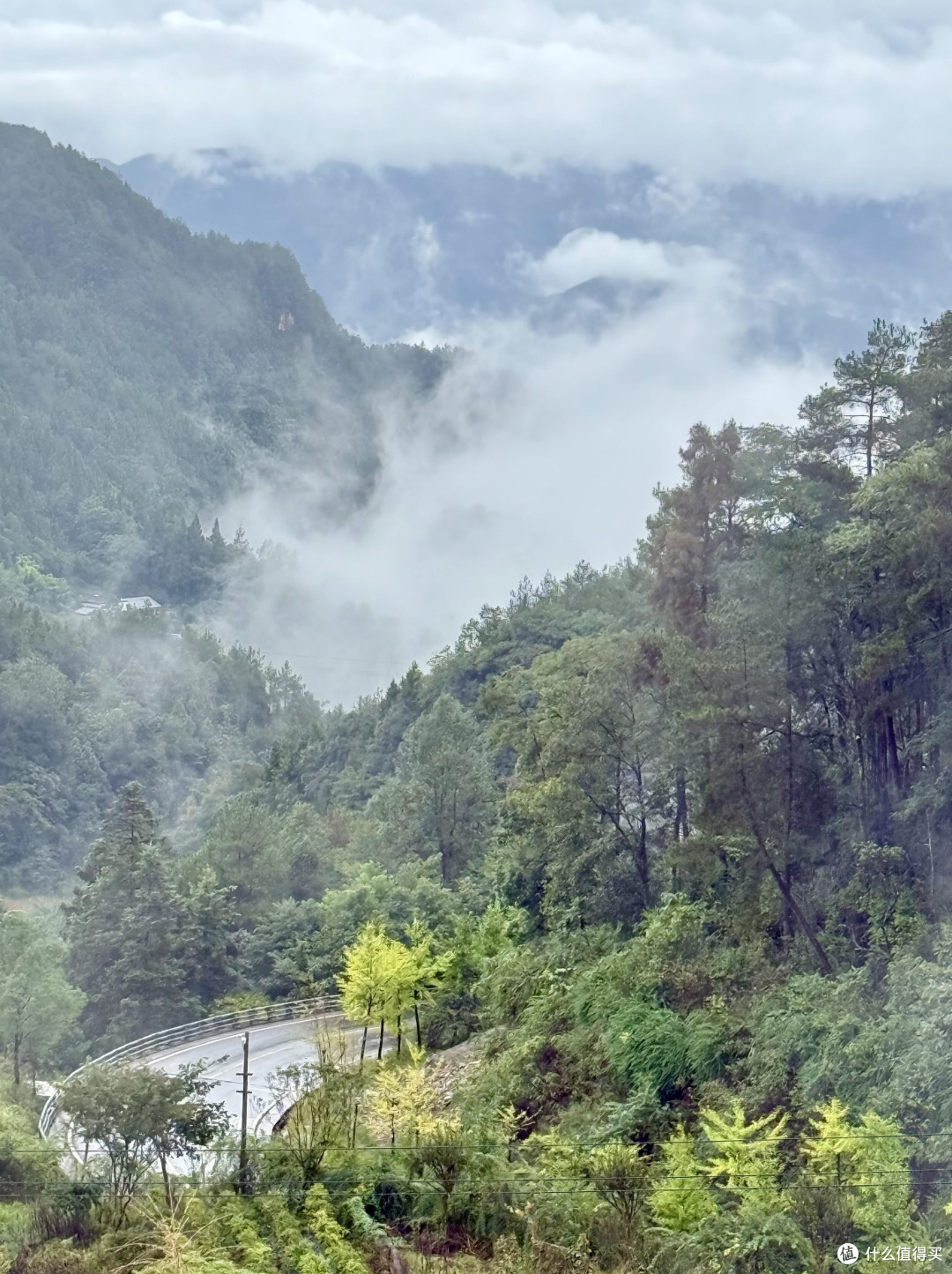 赶在旅行团前游览天坑