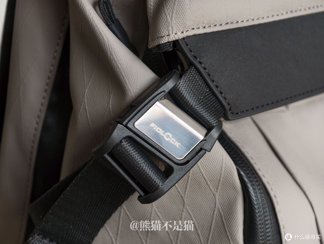 磁吸锁扣