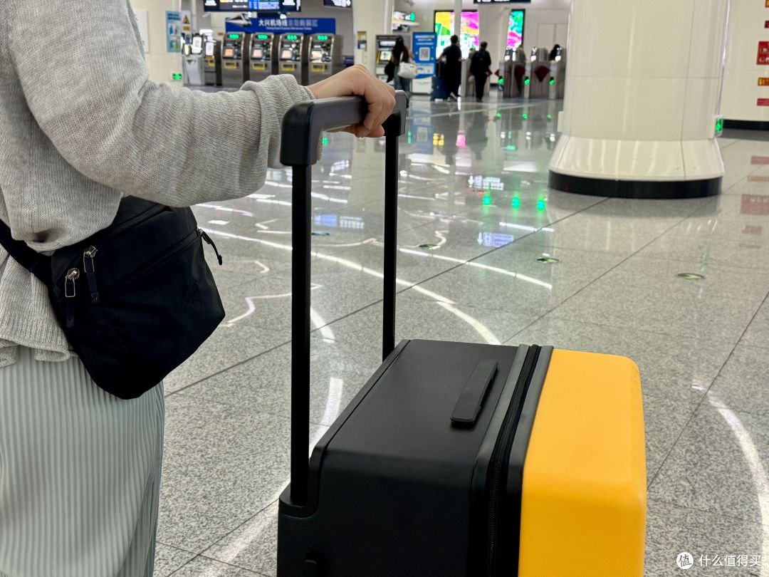 巨能装!三娃家庭国庆出游,一个行李箱装下5人长途行李!