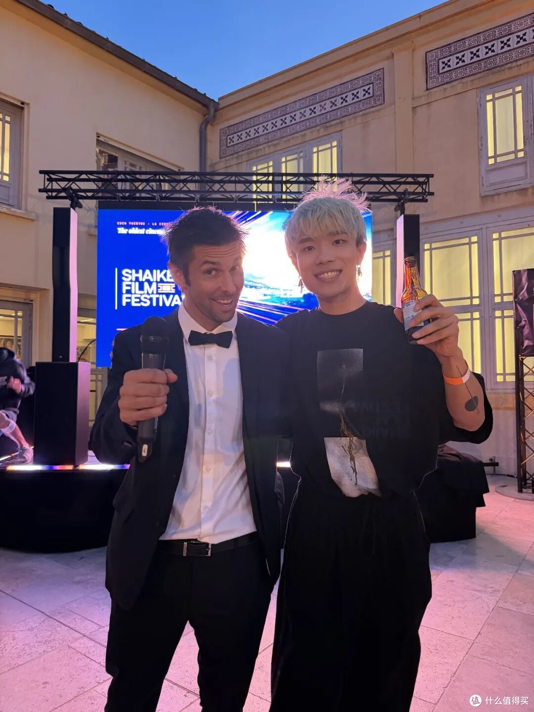 从左到右：SHAIKE创始人Jeremy与DiDi_OK在电影节上合影