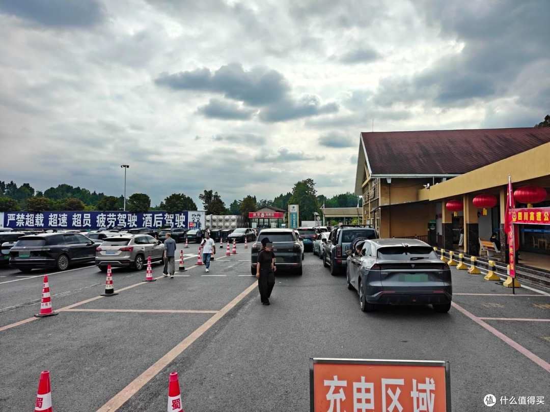 国庆假期车辆排队等候补能