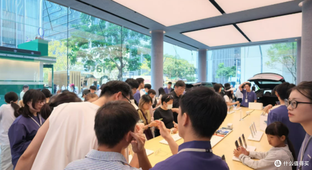 华为Mate90首销战报:鸿蒙系统装机翻倍,Mate 90顶配一机难求