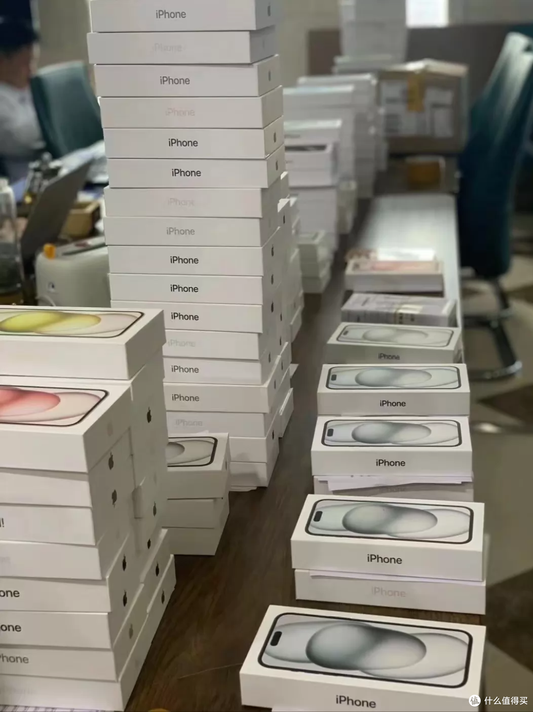 512G全新iPhone 15卖3229元，便宜得反常