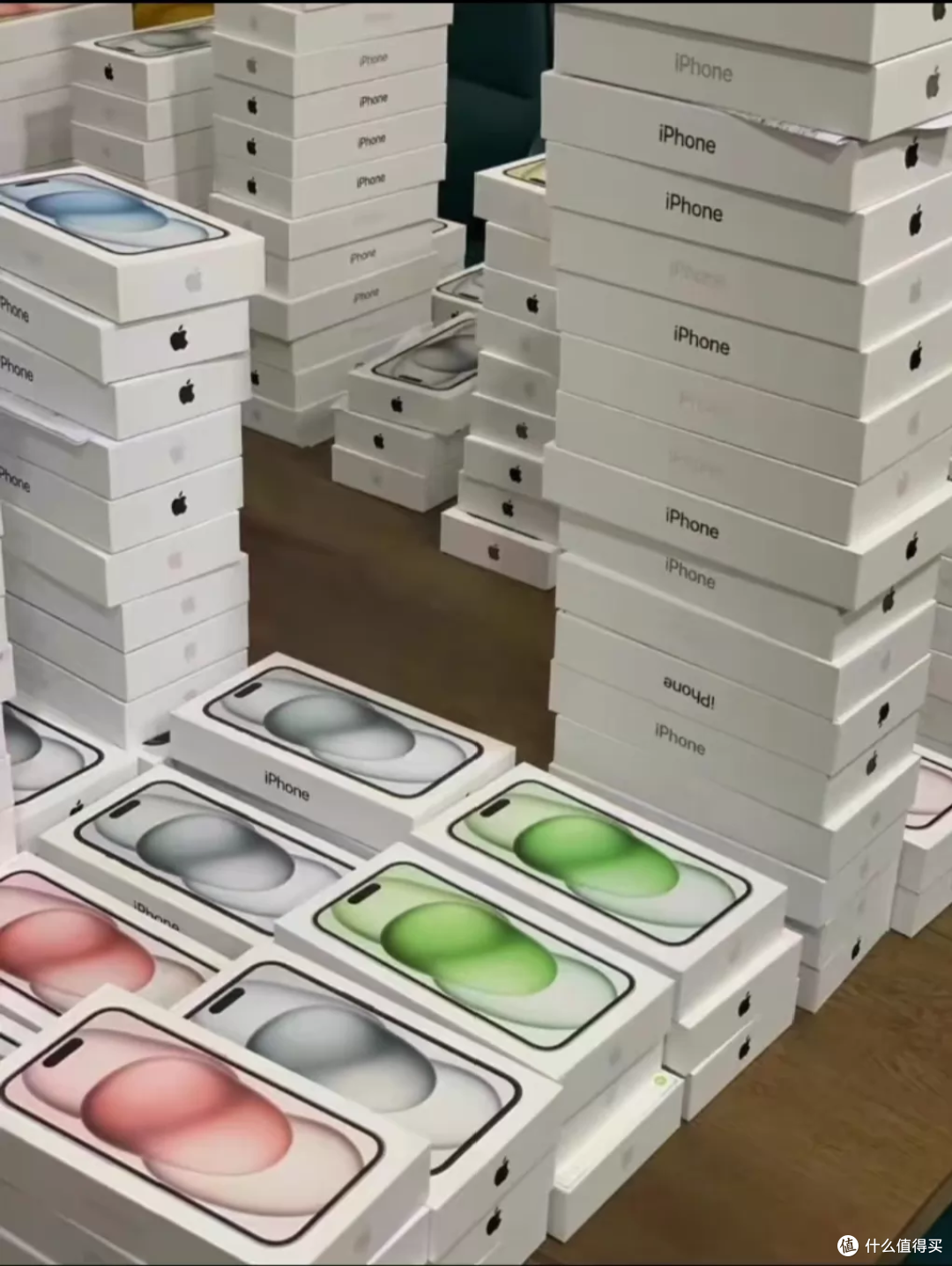 512G全新iPhone 15卖3229元，便宜得反常