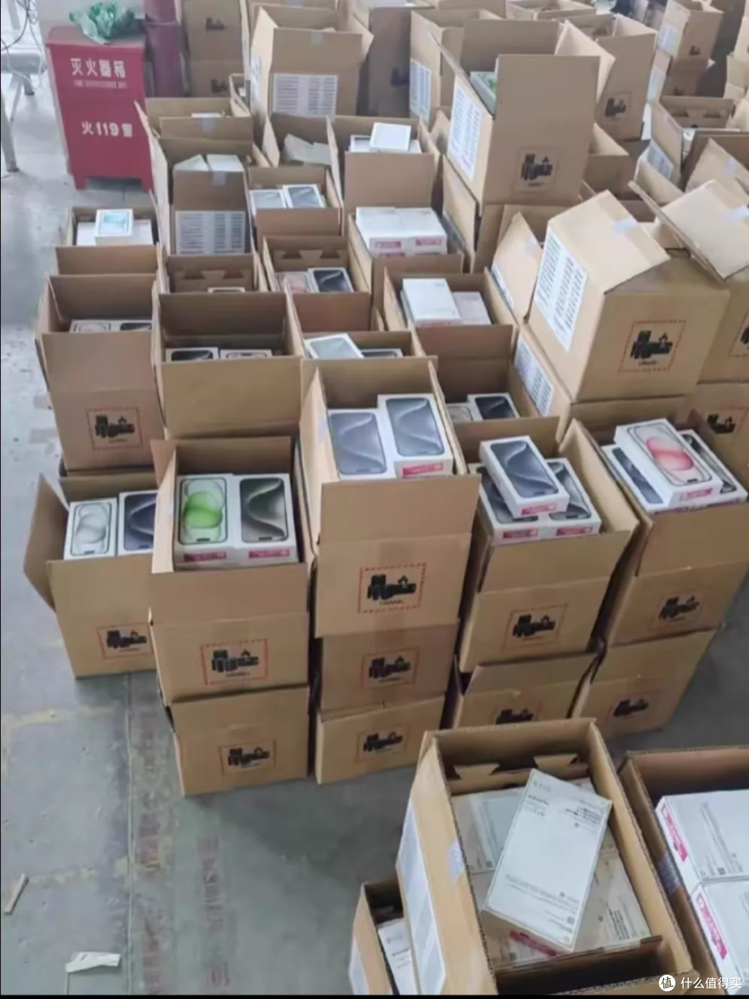 512G全新iPhone 15卖3229元，便宜得反常