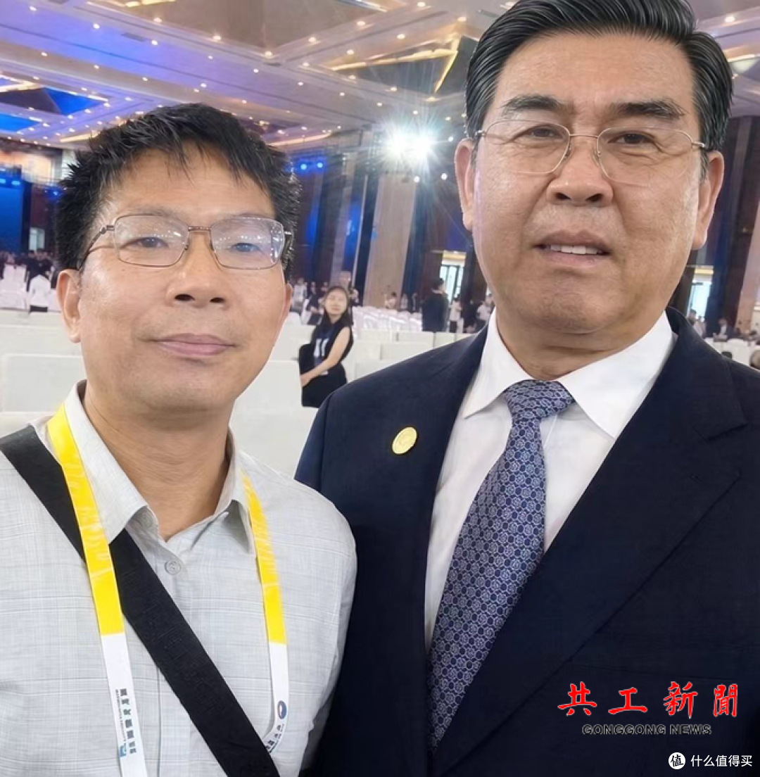 贵州省省长李炳军与共工新闻社编委廖红麟友好交流