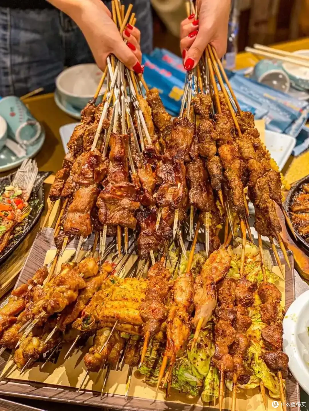 天一黑谁不想撸串？烧烤，是国人的命根！全国哪里烧烤最好吃？