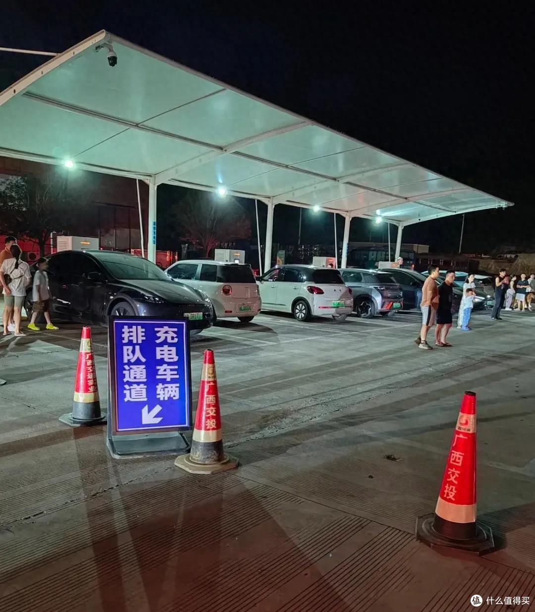 枣阳北服务区"充80%离场":200台车排队,增程车为何成了争议中心