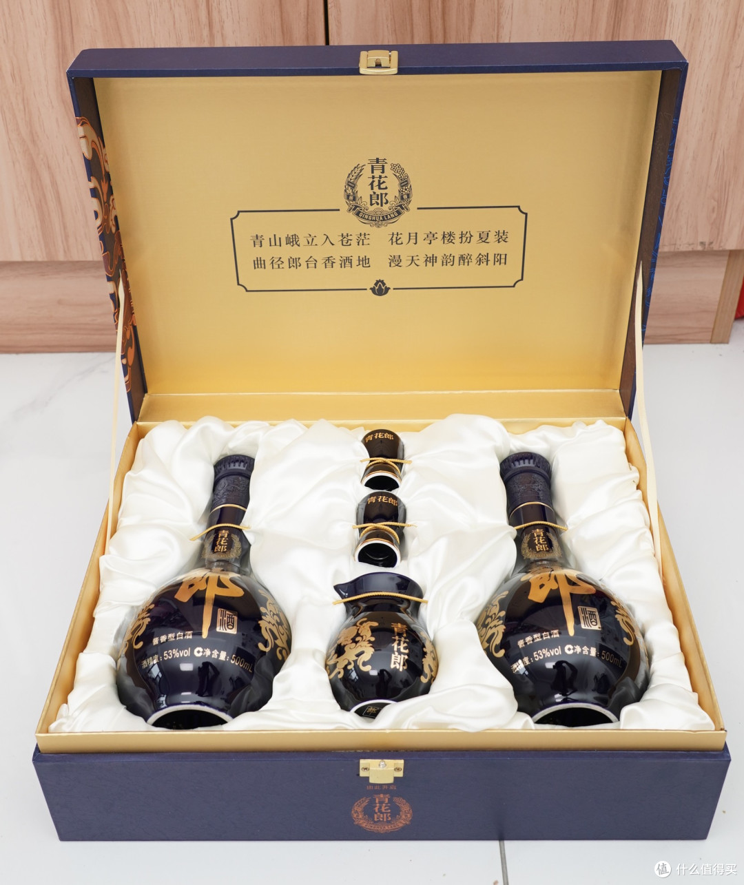 双节+老同志退休,拿出2021年的青花郎礼盒装庆祝,还行不?!