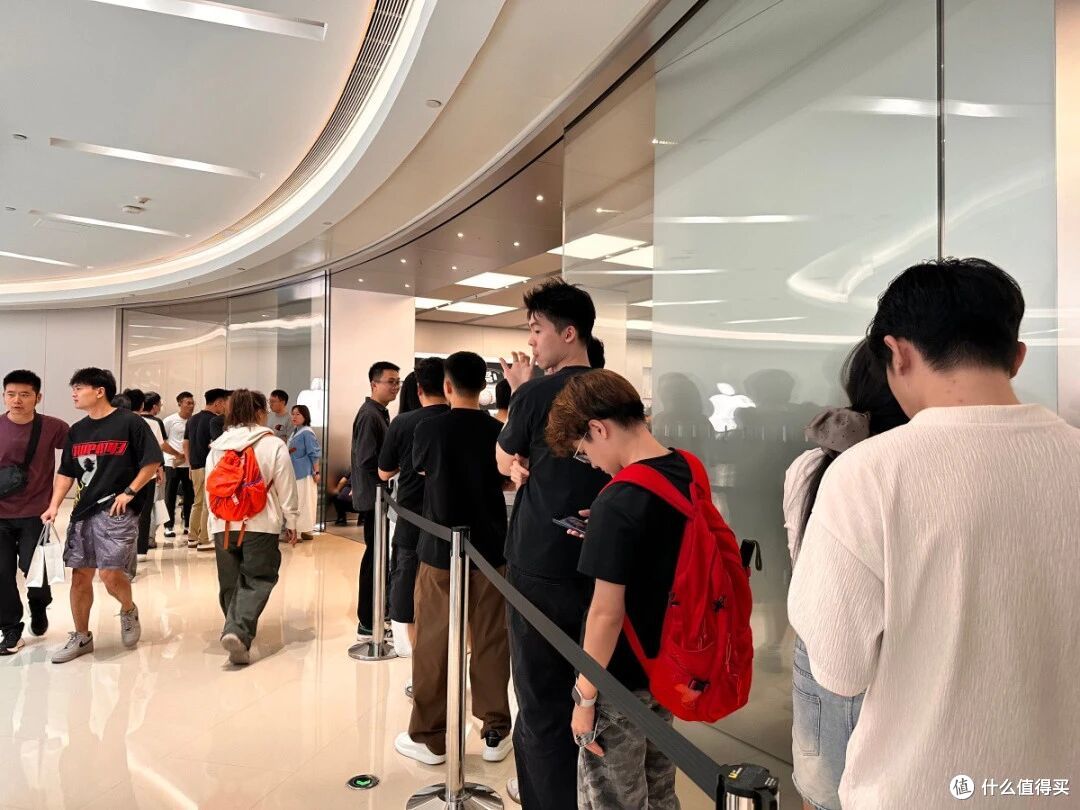 iPhone 18Pro涨了一千照样卖爆，国产涨了一千被骂：差距到底在哪