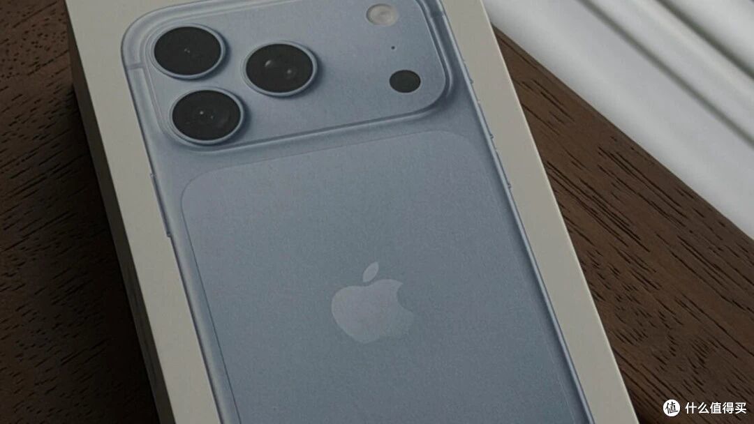 iPhone 18Pro涨了一千照样卖爆，国产涨了一千被骂：差距到底在哪