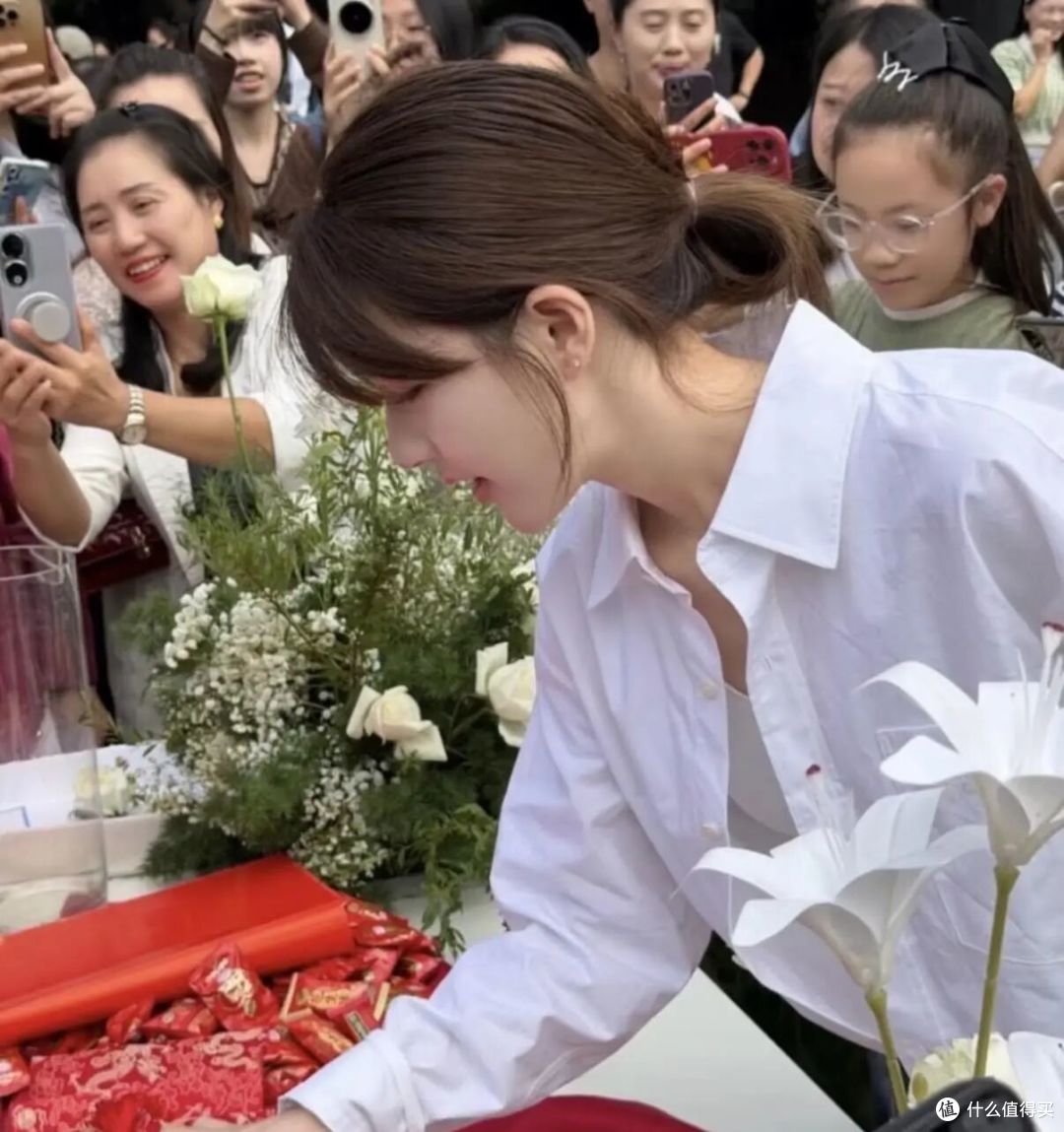 赵露思参加婚礼被偶遇:白衬衫牛仔裤,抢捧花:国庆最松弛的明星