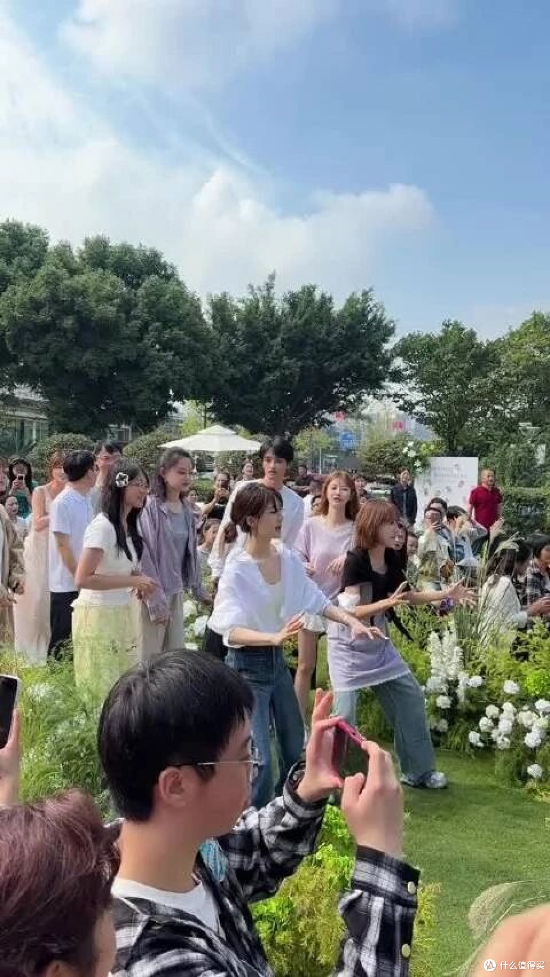 赵露思参加婚礼被偶遇:白衬衫牛仔裤,抢捧花:国庆最松弛的明星