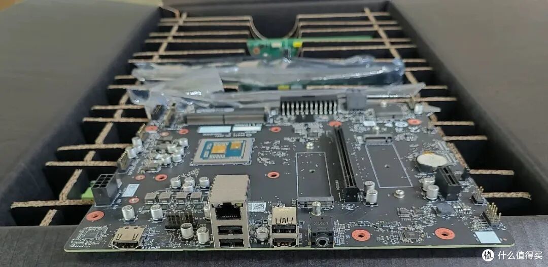 1480元 R7 8745HX MATX主板,核显+算力卡,生产力主机新思路