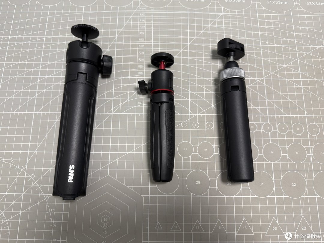 收起来的样子。都能塞进背包侧袋，但粗细、长短差得不少。