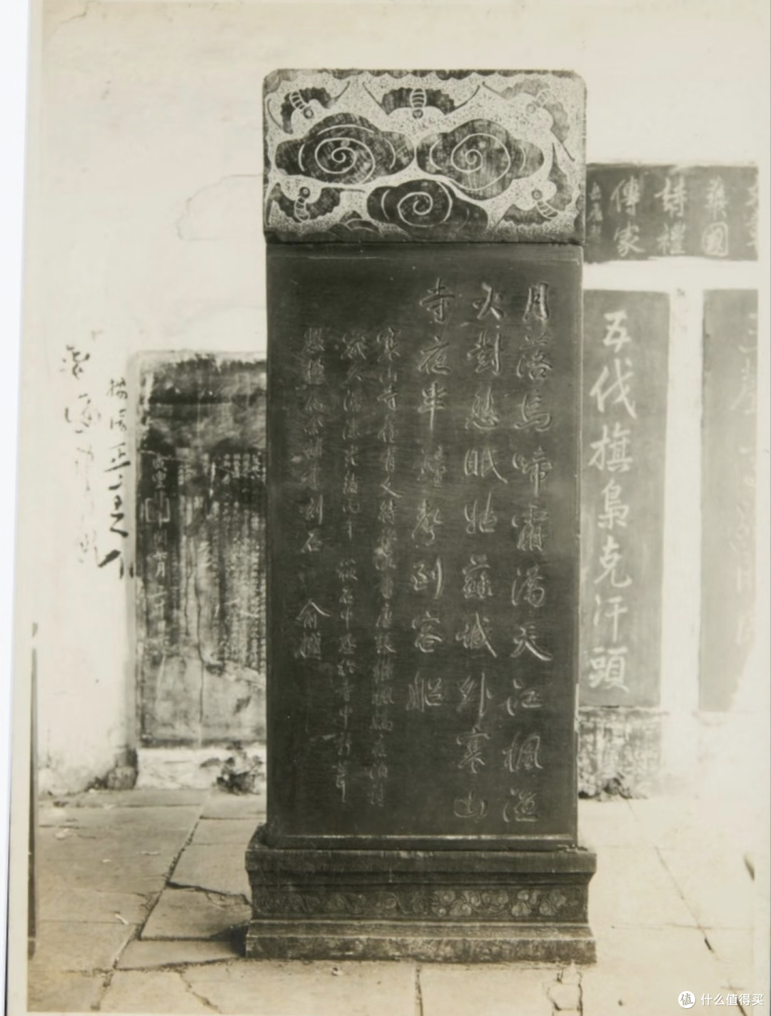 雨天感受寒山寺的安静。细雨无声浸润古寺,飞檐垂落串串雨珠。