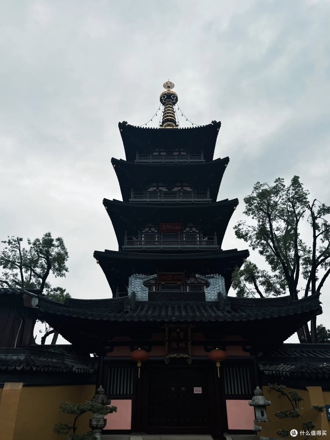 雨天感受寒山寺的安静。细雨无声浸润古寺,飞檐垂落串串雨珠。