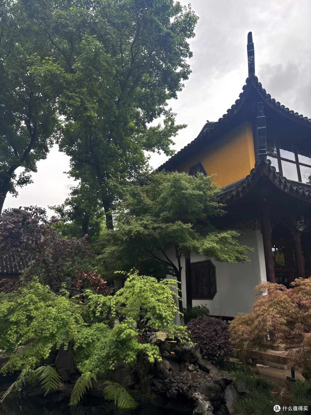 雨天感受寒山寺的安静。细雨无声浸润古寺,飞檐垂落串串雨珠。