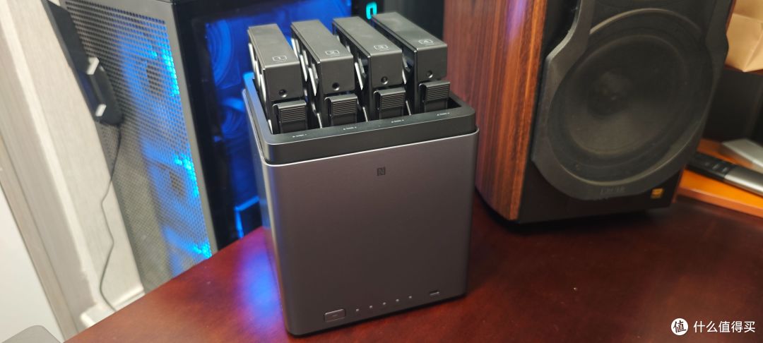 电脑3T+手机512G储存全满了,我上了台NAS绿联DH4300 Plus