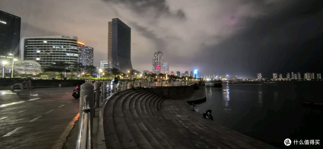 楼下夜景