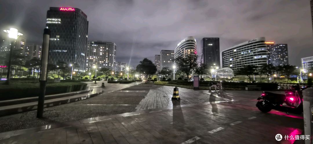 楼下夜景
