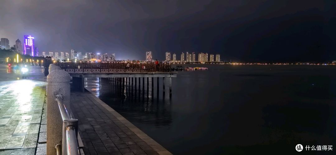 楼下夜景