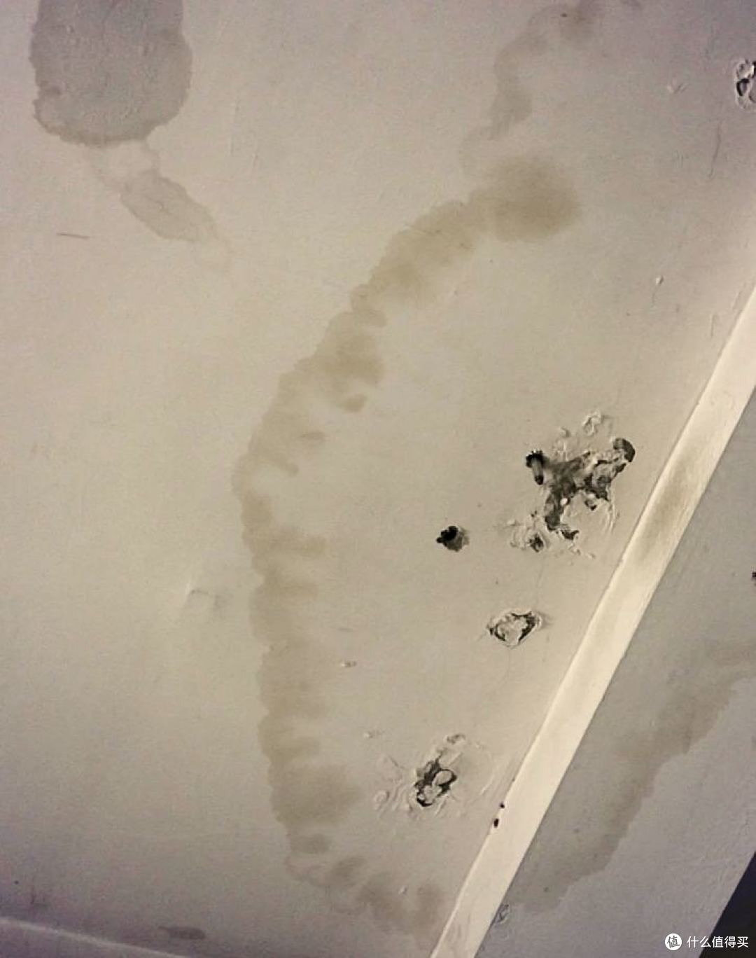 家里漏水找人补,灌了50斤胶水花了9000块,4天后又漏了