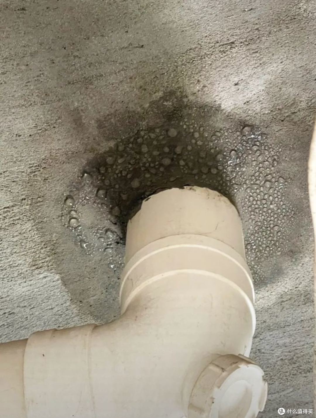 家里漏水找人补,灌了50斤胶水花了9000块,4天后又漏了