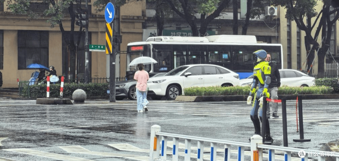 云深处人形机器人国庆“上岗” 探索人机协同执勤新路径