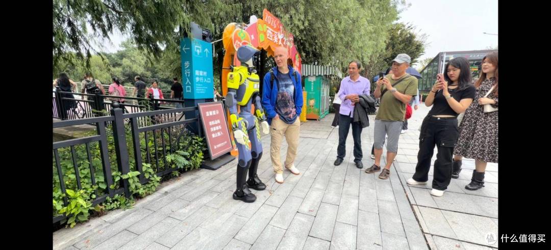 云深处人形机器人国庆“上岗” 探索人机协同执勤新路径