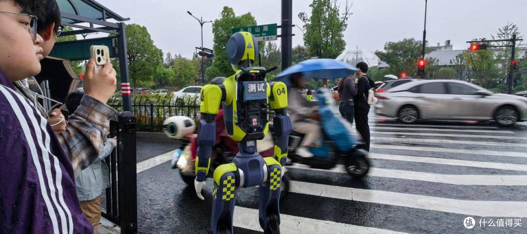 云深处人形机器人国庆“上岗” 探索人机协同执勤新路径