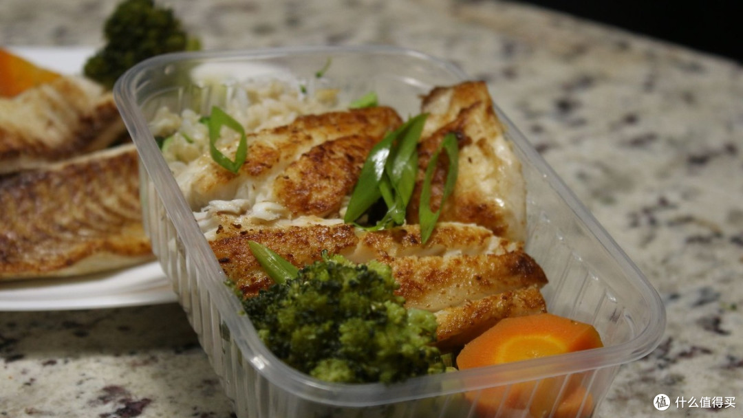 鸡胸、鱼虾、蛋奶、豆制品，都是减脂期的主力蛋白来源