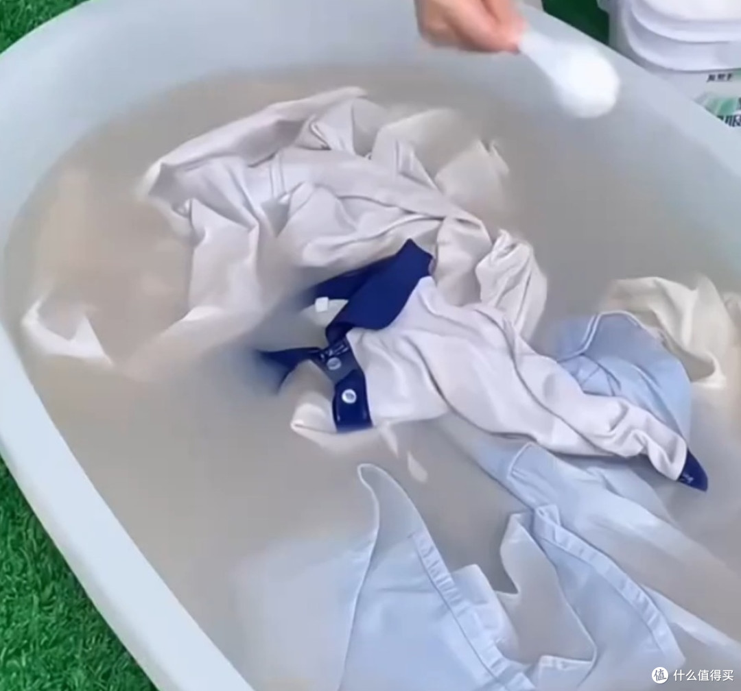 校服黄渍难洗?温水一泡就净