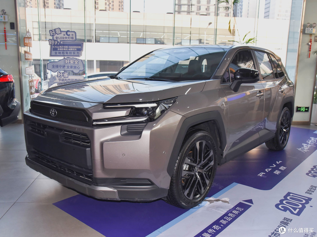 嘴上说不要,钱包很诚实,2026年了为什么还有人把RAV4荣放开回家