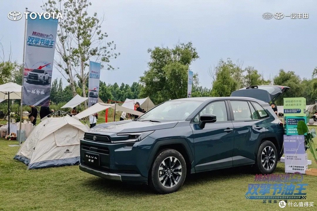 嘴上说不要,钱包很诚实,2026年了为什么还有人把RAV4荣放开回家