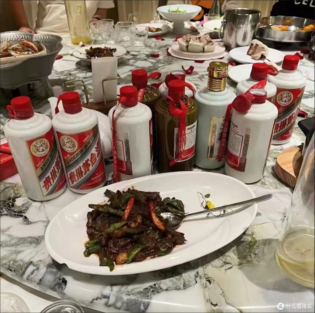 饭局上的“茅台镇定制酒”,真是高端酒?还是智商税?和大家说说茅台镇定制酒的门道