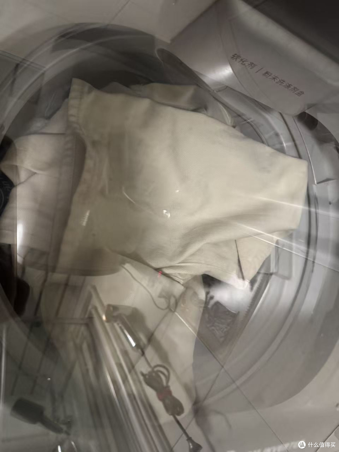 把衣物放入洗衣机