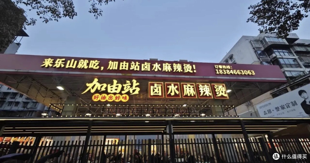 开几百公里没找到加油站,这回轮到油车车主伺候车了