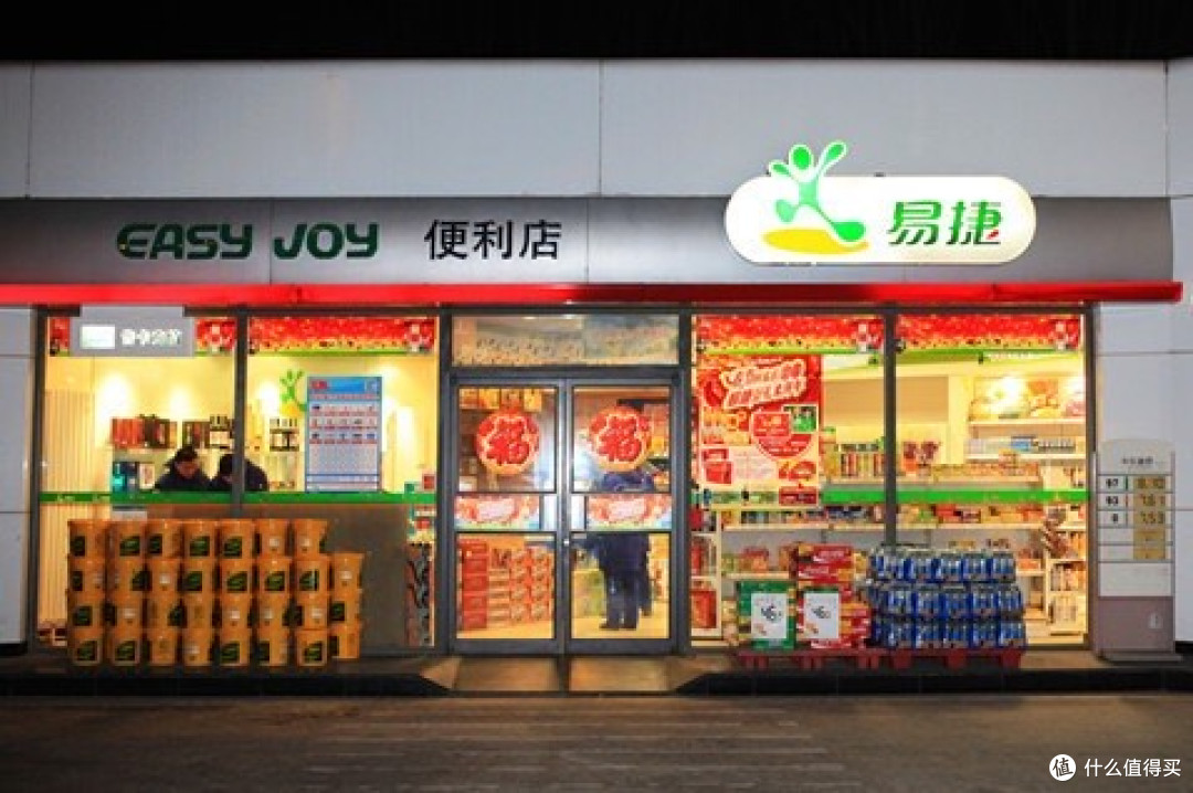 开几百公里没找到加油站,这回轮到油车车主伺候车了